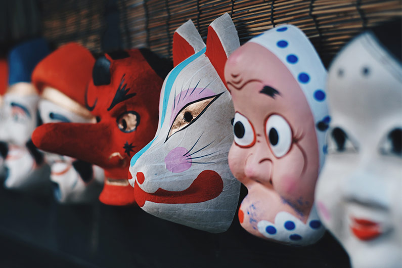 Mascaras de carnaval en una pared