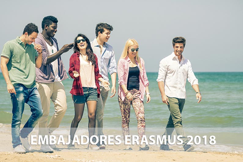 EMBAJADORES ERASMUS 2018 - Estudiantes de distintas nacionalidades paseando por la orilla de la playa