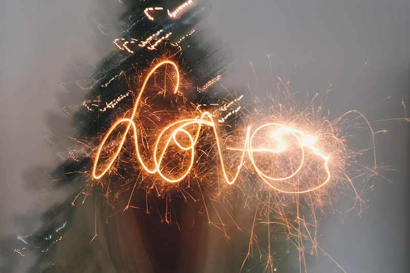 Palabra "Love" escrita con fuegos artificiales
