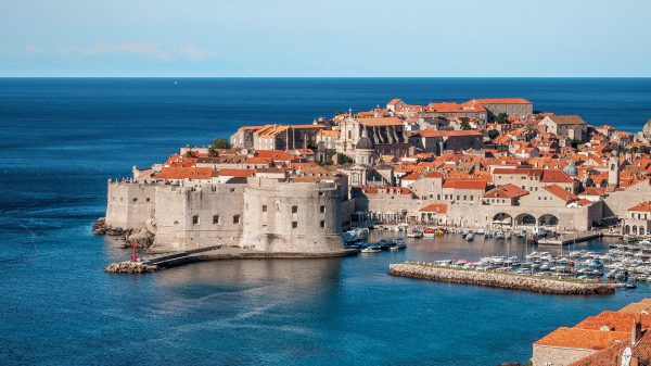 Vista aérea de la ciudad de Dubrovnik en Croacia donde aparece el mar Adriático, su puerto, el castillo y viviendas