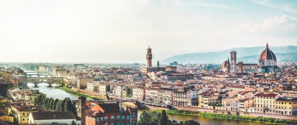 Vista aérea de edificios, río y Vaticano en la ciudad de Florencia en Italia