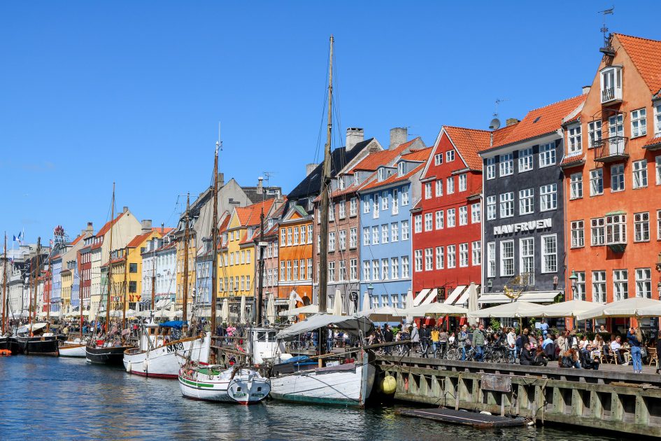 Viviendas de colores llamativos y tejados rojizos junto al lago en la ciudad de Copenhague en Dinamarca