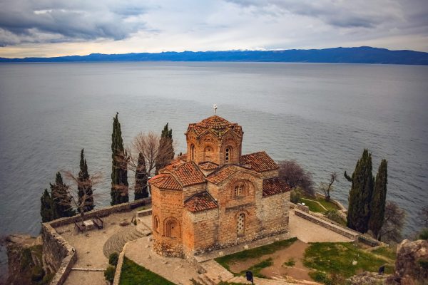 Iglesia ortodoxa San Juan ubicada en el acantilado sobre la playa de Kaneo en la ciudad de Ohrid en Macedonia del norte