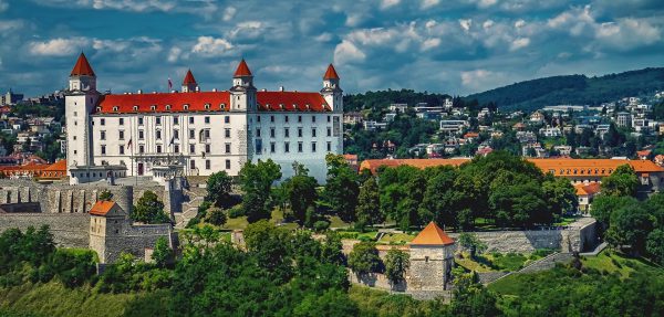 Castillo con paredes blancas y tejados rojizos rodeado de naturaleza en la ciudad de Bratislava en Eslovaquia
