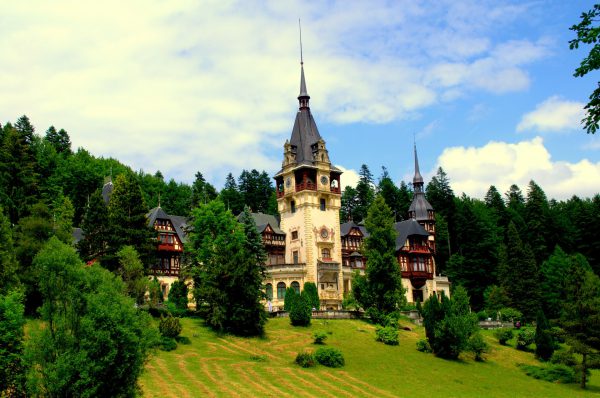Castillo de Peleș rodeado de abundante vegetación situado en la ciudad de Sinaia en Rumanía
