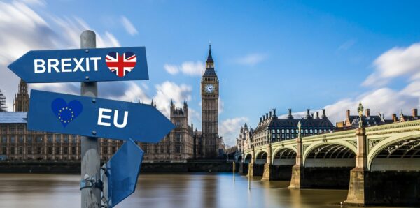 Río Támesis, Big Ben y carteles con las palabras "Unión Europea" y "Brexit" en la ciudad de Londres en el Reino Unido