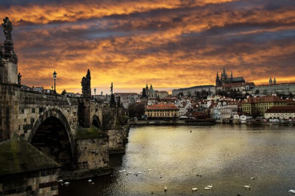 Viviendas, edificios, puente y río de la ciudad de Praga en la República Checa