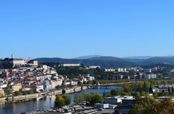 Río y viviendas de la ciudad de Coimbra en Portugal