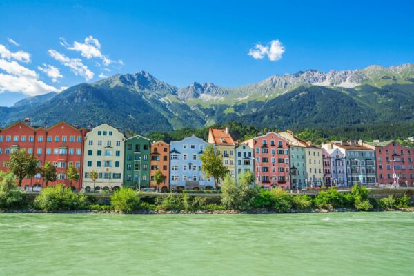 Río y viviendas de diferentes colores llamativos en la ciudad de Innsbruck en Austria