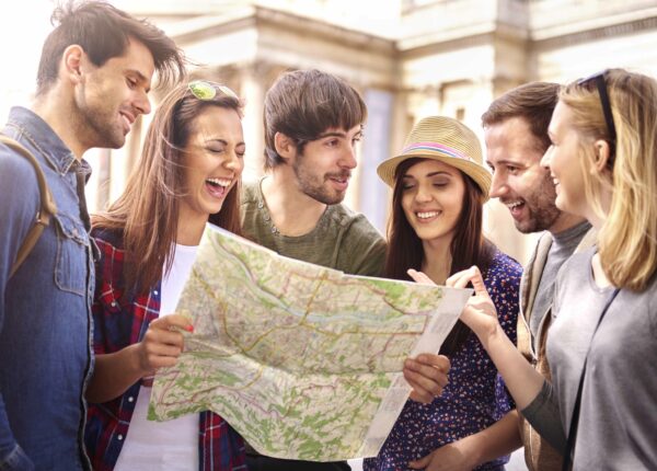 Jóvenes consultando un mapa de viajes